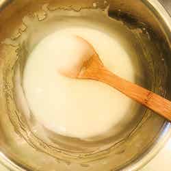 手順1：砂糖、牛乳、ココナッツオイルをボウルに入れ混ぜる／画像提供：柏原歩