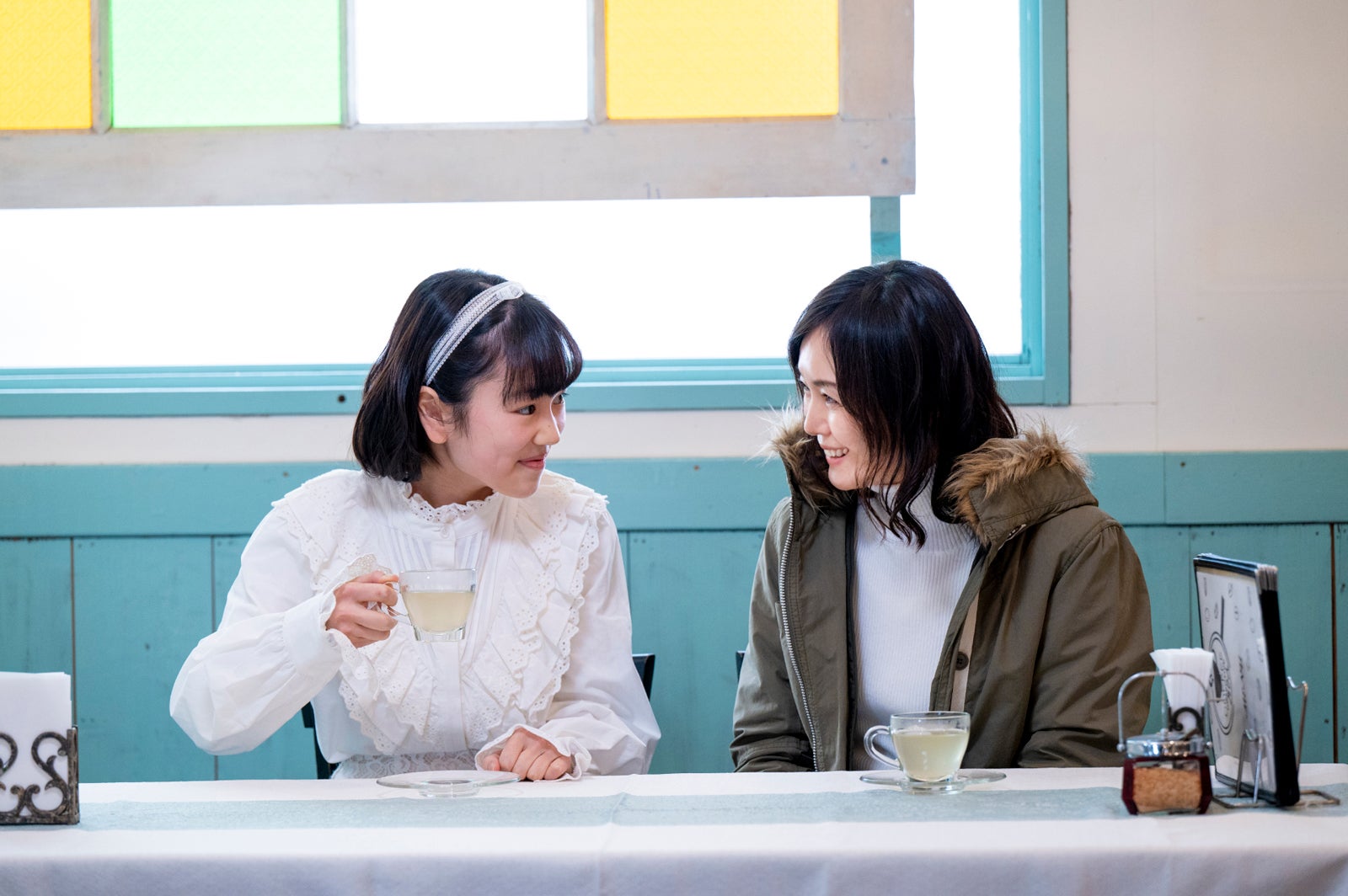 奥貫薫ら（C）映画「コーヒーはホワイトで」製作委員会