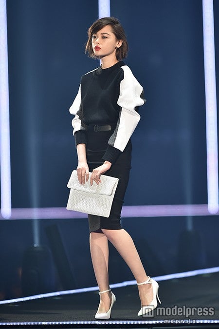 玉城ティナ、色気漂う赤リップで魅了　シックなコーデで歓声浴びる＜TGC 2015S／S＞