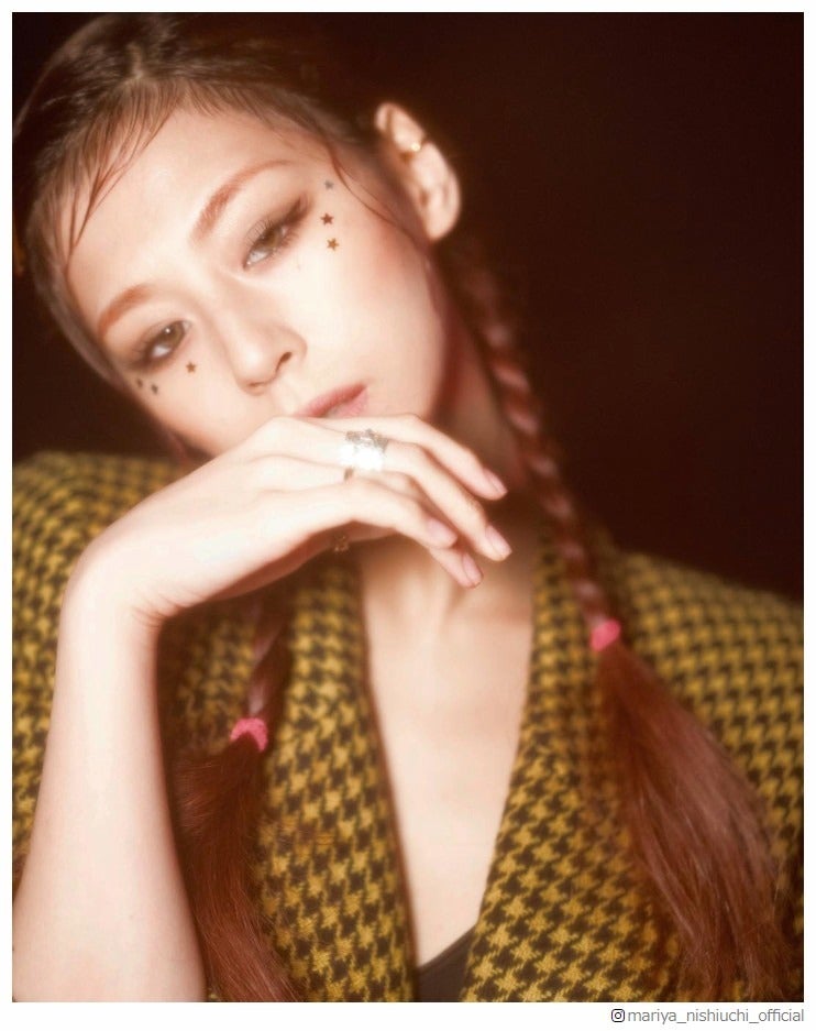 西内まりや、素肌見せで色気溢れる セルフヘアメイクショットに「ドキッとした」「魅力的」と反響