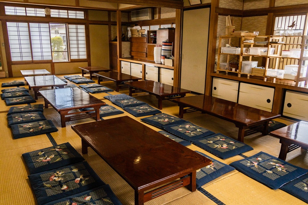 畳敷きのレトロな佇まいでリラックスして過ごせる（提供画像）