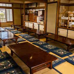 畳敷きのレトロな佇まいでリラックスして過ごせる(提供画像)