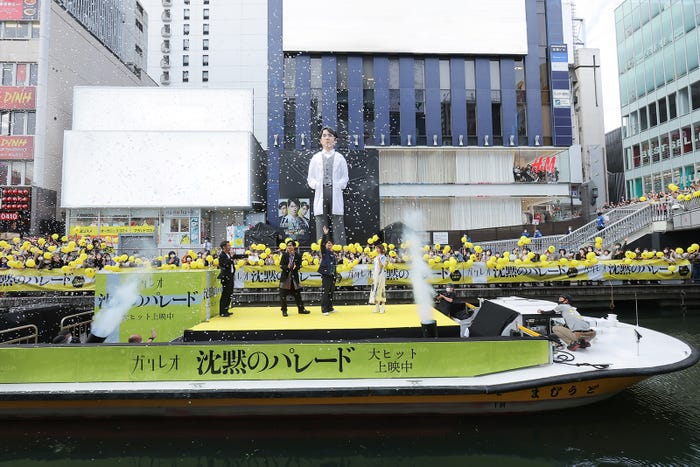 船に乗る福山雅治・柴咲コウ・北村一輝 (C)2022「沈黙のパレード」製作委員会
