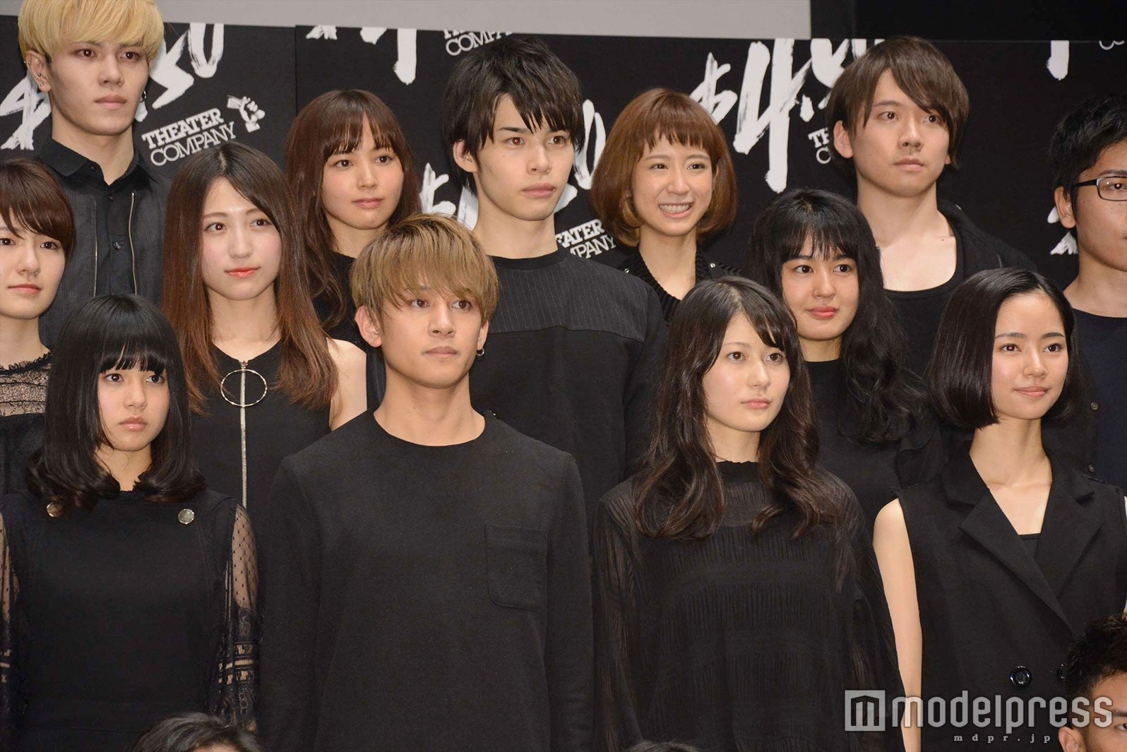 （前列左から）國森桜、尾崎尉二、菅原麻由佳、前田悠雅（中列左から）糸原美波、谷口愛祐美、青木瞭、岡田帆乃佳、山本将司（後列左から）奈波慎剛、立野沙紀、堀口紗奈、久道成光（C）モデルプレス