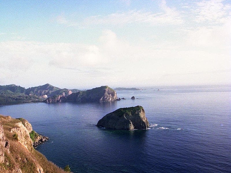 父島・二見港の入口にどっしりと構えるWelcome Lock（烏帽子岩）。長い航海を終えて入港する船を歓迎してくれます（1991年4月撮影）