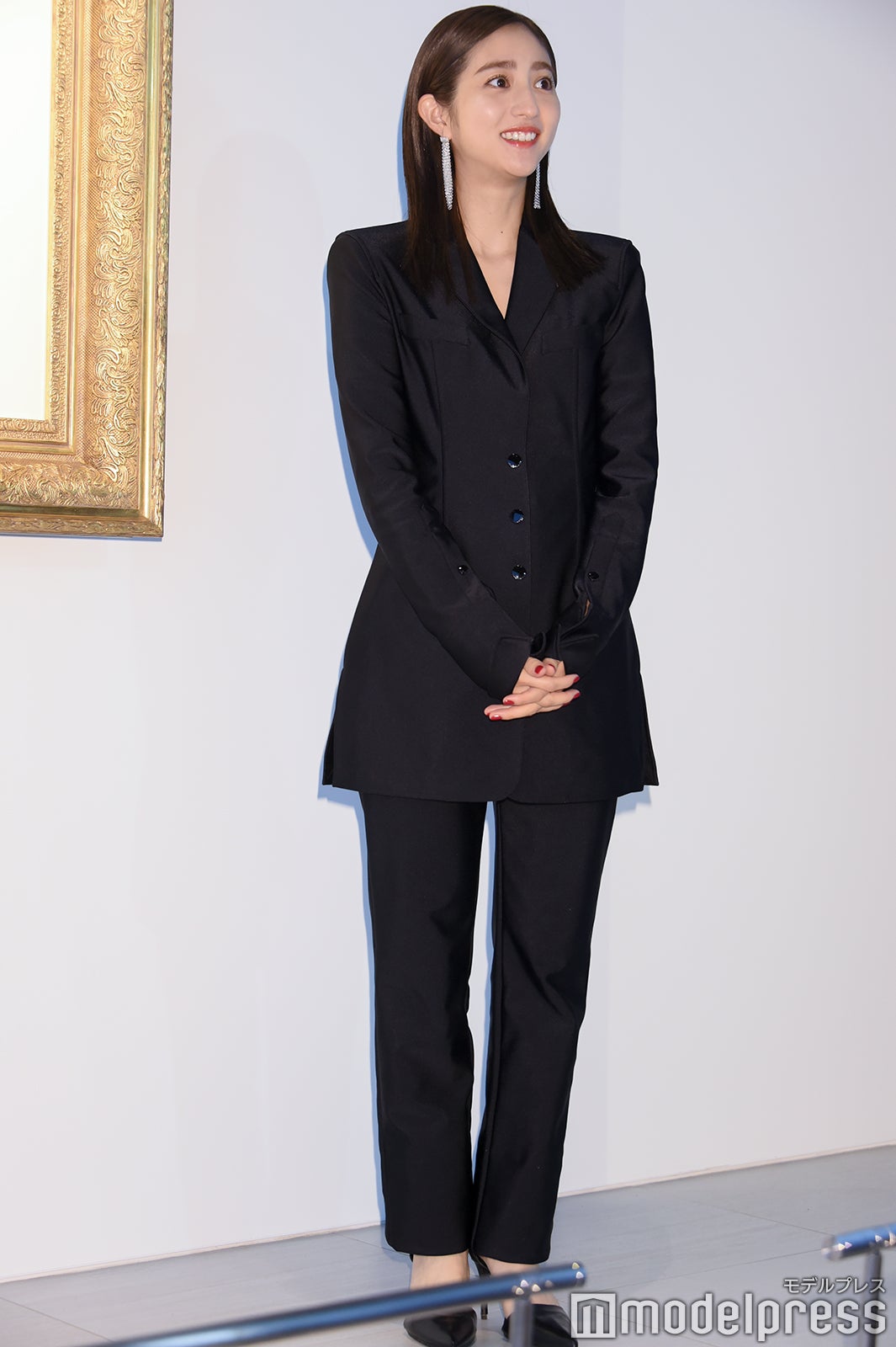 堀田茜、スーツで美スタイル披露 本物のバンクシー作品に興奮「鳥肌 