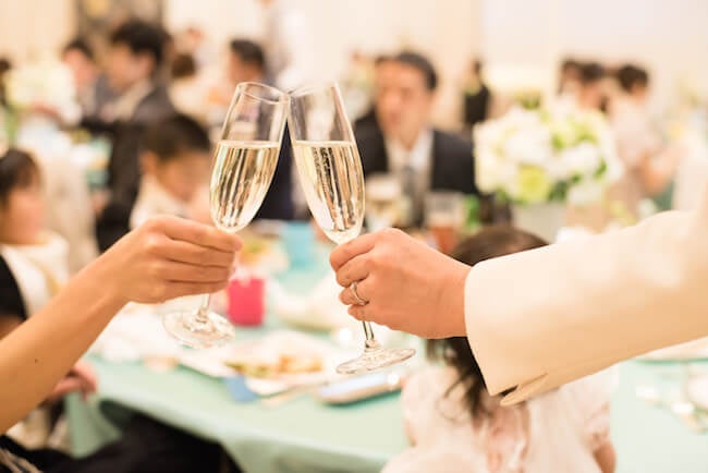 結婚式の二次会は出会いのチャンス さり気なくアピールできる愛されテクニックを伝授 モデルプレス 結婚式の二次会は出会いのチャンス さり気なくアピールできる愛されテクニックを伝授 モデルプレス