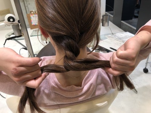 右の毛束も合わせてねじり編みしていきます。