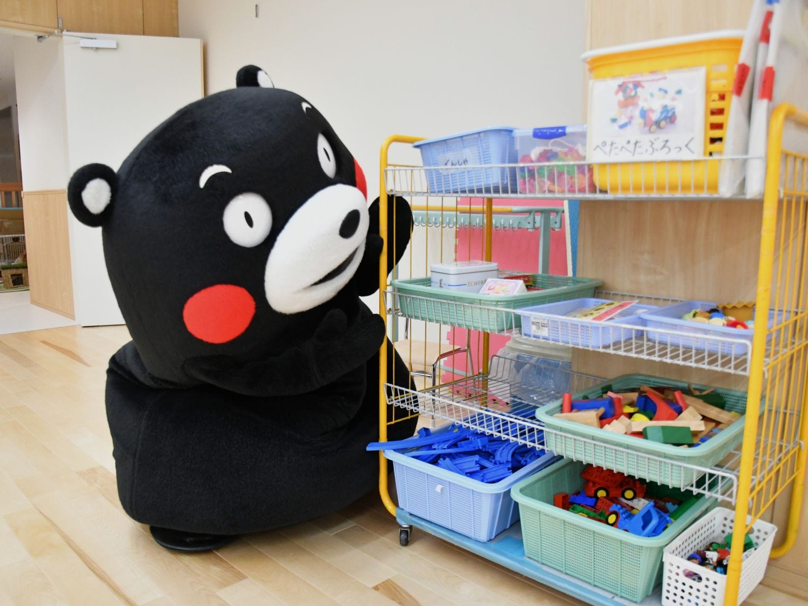 どんなおもちゃがあるのかモン?=6月12日、東京都文京区
