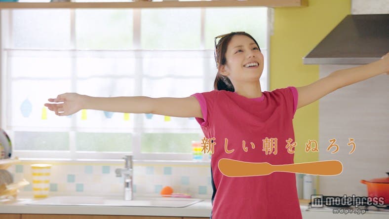 松下奈緒/「明治ぬってから焼く!チーズがこんがりソフト」の新CM「二人の松下さん」篇より