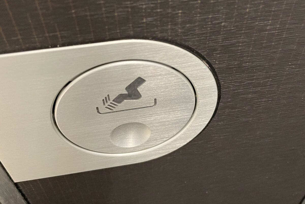 飛行機の灰皿 禁煙なはずの飛行機、トイレで灰皿発見され「どうして？」と乗客が困惑