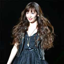 「第1回東京ランウェイ2012 S/S」に登場したAKB48小嶋陽菜