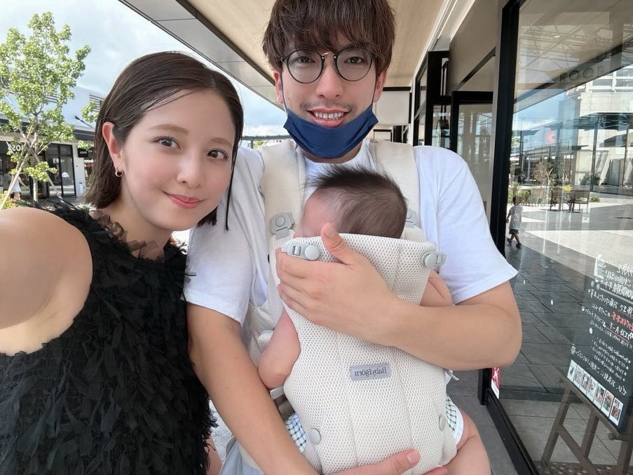 本郷杏奈、"生後3カ月"長女を抱っこした夫・りんたろー。との夫婦SHOT公開