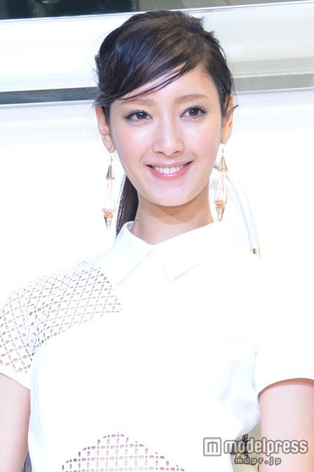 菜々緒、上品白ドレスで圧倒的オーラ「COACH」パーティー来場