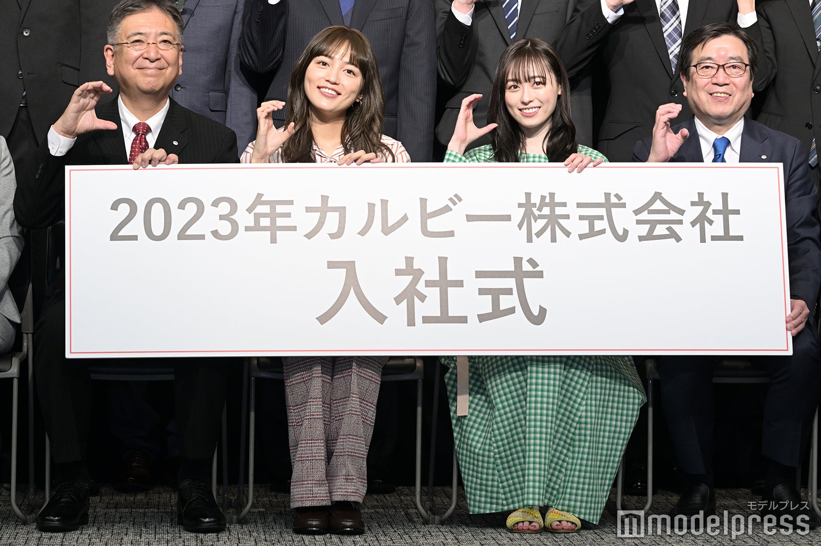 （中央）川口春奈、福原遥／「新入社員入社式」の様子（C）モデルプレス