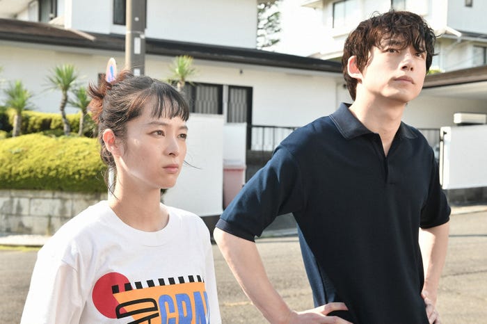 清野菜名、坂口健太郎/「婚姻届に判を捺しただけですが」第1話より(C)TBS