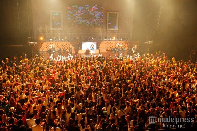 約2000人の観客が、MAY’S・片桐舞子の歌声に酔いしれた