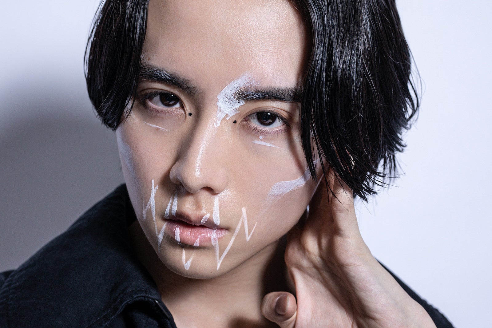 板垣李光人、ホワイトペイントしたビジュアル公開　デジタルアート作品を世界販売