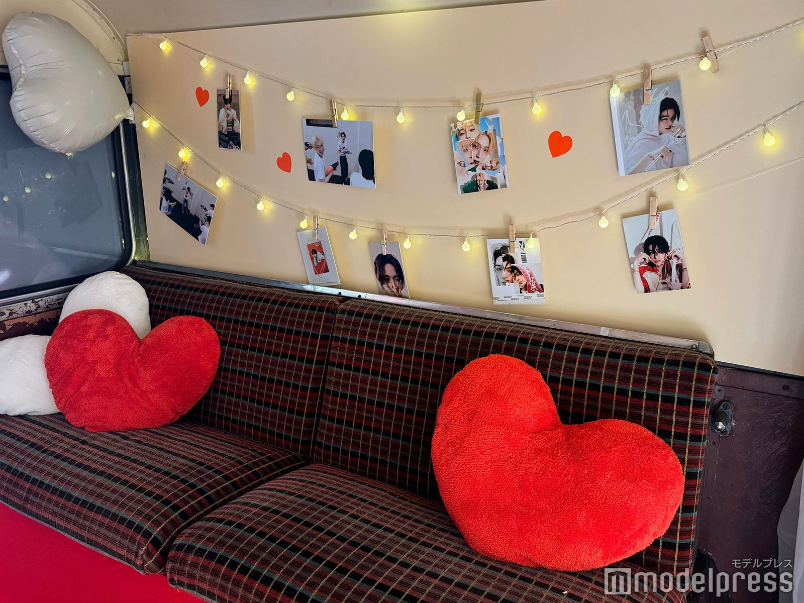 ENHYPENコンセプトフォトで飾られた車内（C）モデルプレス