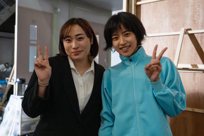 丸山礼、黒島結菜(C)乃木坂太郎/小学館(C)2024映画「夏目アラタの結婚」製作委員会