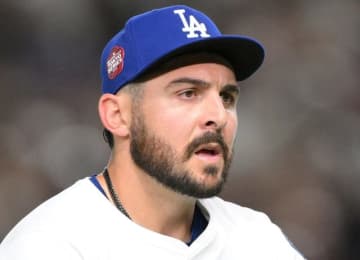 泣ける…WS中に愛娘を亡くしたベシア ラムズからの贈り物に「たくさんの愛と優しさを」選手サイン入り特別ユニ 背ネームに「S・VESIA」