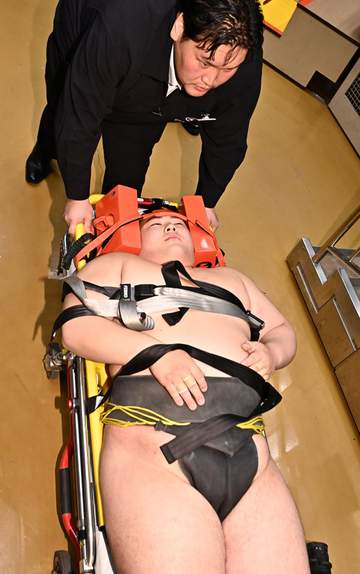 幕下の一番でアクシデント 18歳、夢之富士が寄り倒されて後頭部から落下 土俵下で動けず、担架に固定されて搬送 館内静まり返る