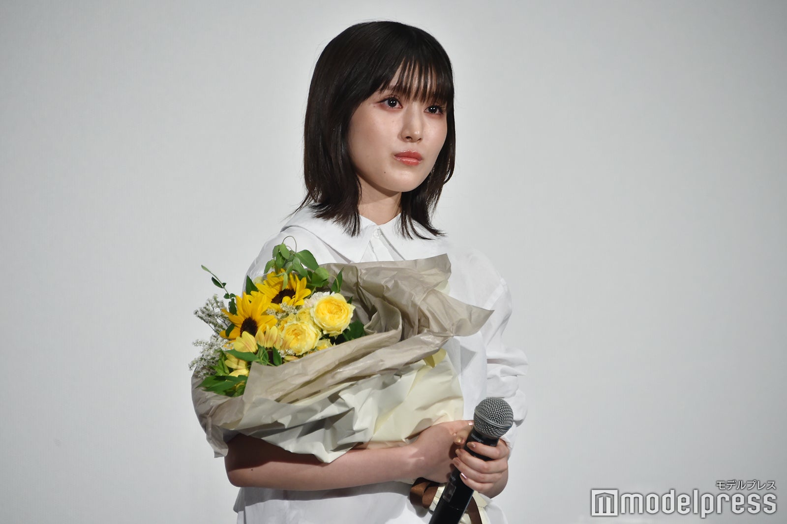 原作者からのサプライズメッセージに瞳を潤ませる福本莉子（C）モデルプレス