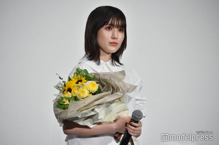 原作者からのサプライズメッセージに瞳を潤ませる福本莉子(C)モデルプレス