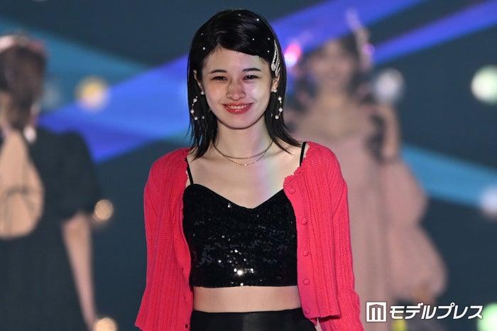 アリアナさくら、圧巻美脚披露 ミニスカ×キャミで異次元級スタイル際立つ【関西コレクション 2024 S／S】