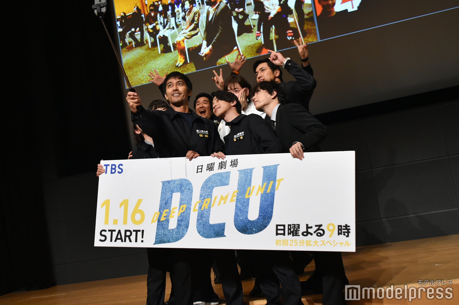 自撮りをするキャスト陣 （C）モデルプレス