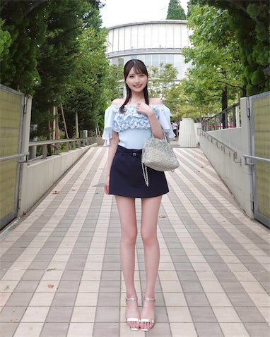 「脚長っ脚細っ」27歳元アイドル、色白美脚が伸びるミニスカコーデに「綺麗なスタイル」
