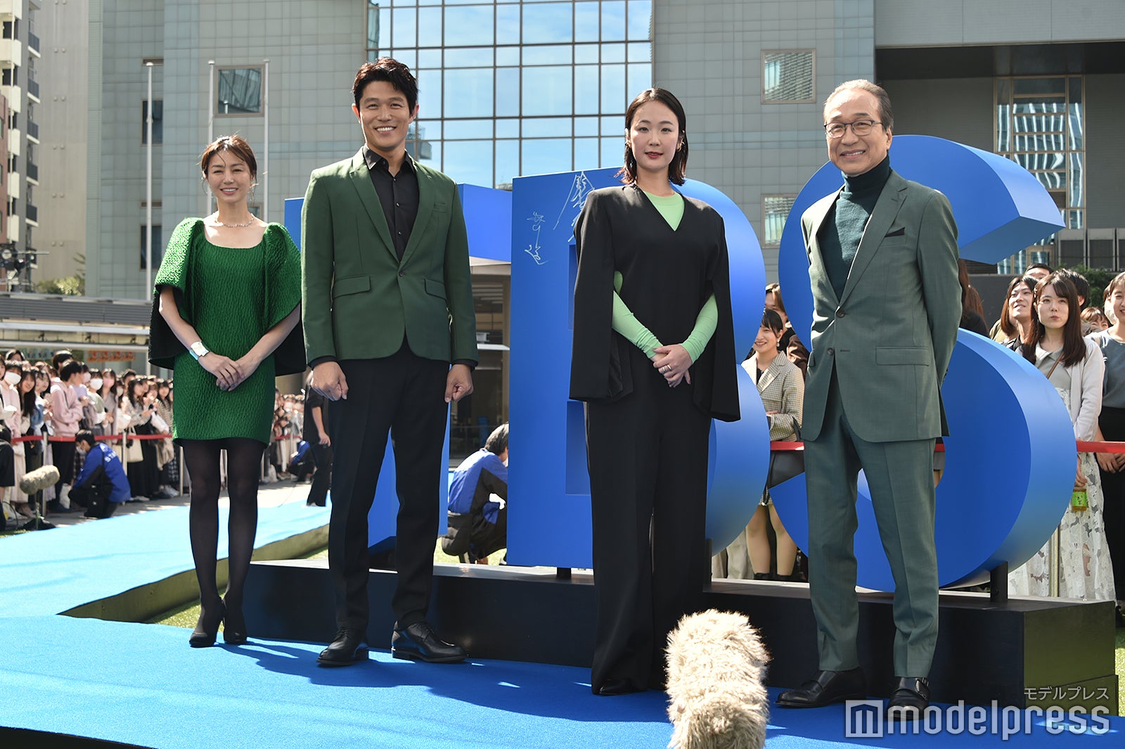 （左から）井川遥、鈴木亮平、黒木華、小日向文世（C）モデルプレス