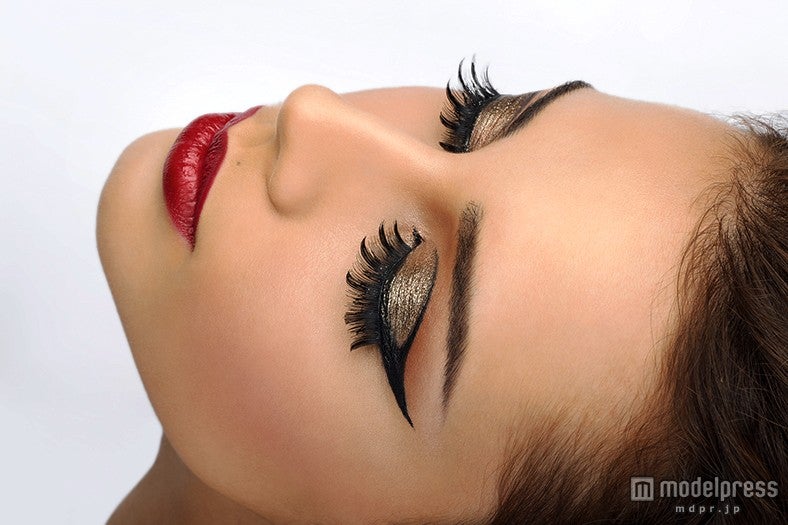 早速鏡をチェック（Photo by PalatovskyStudio／Fotolia）