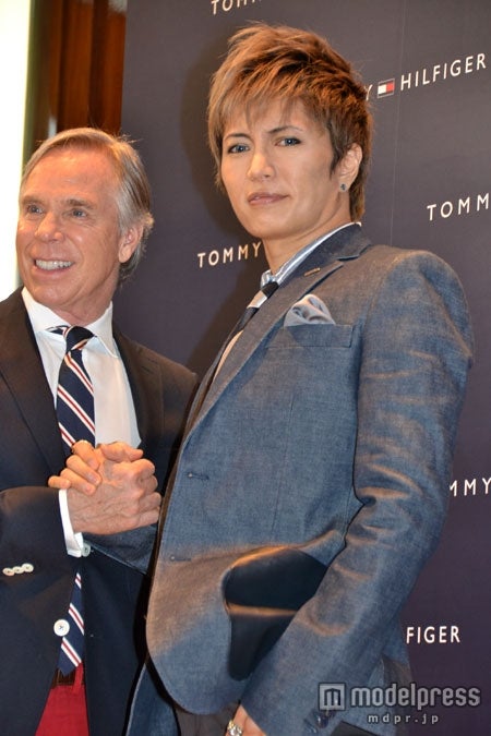 （写真左から）トミー・ヒルフィガー、GACKT