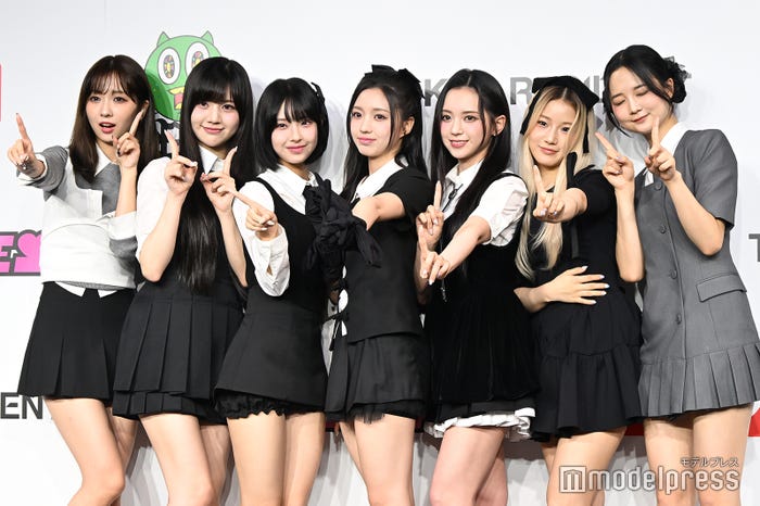 MADEIN(左から)ミユ、セリナ、ナゴミ、イェソ、マシロ、スヘ、ガウン(C)モデルプレス