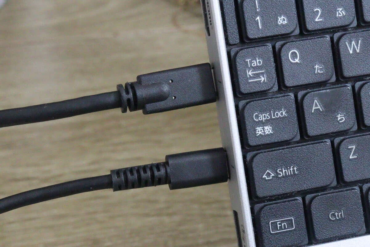 ノートパソコンの側面に2本のUSB ノートパソコンの側面に2本のUSB