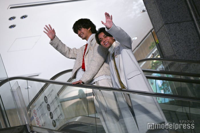 エスカレーターからファンサービスをするKing & Prince/高橋海人、永瀬廉(C)モデルプレス