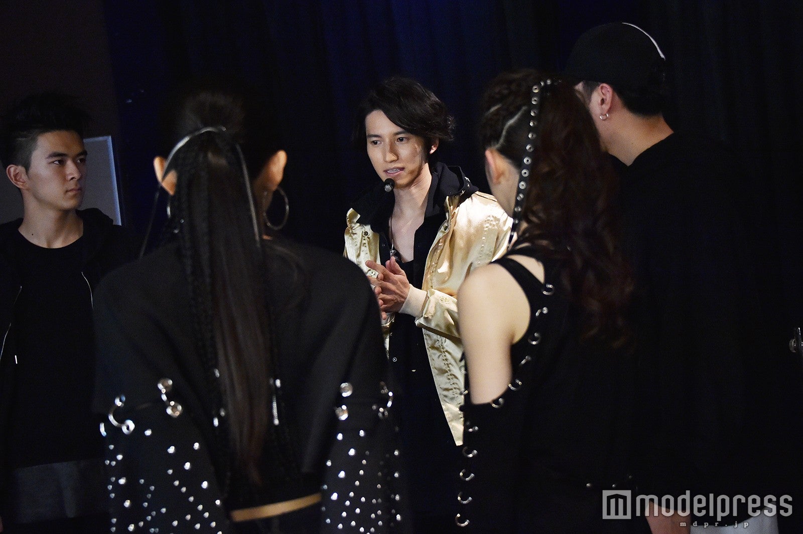 台北公演本番直前ダンサーたちと話している田口 淳之介（C）モデルプレス