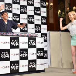 抜群のコンビネーションを見せた岡田圭右(左)と水沢アリー(右)