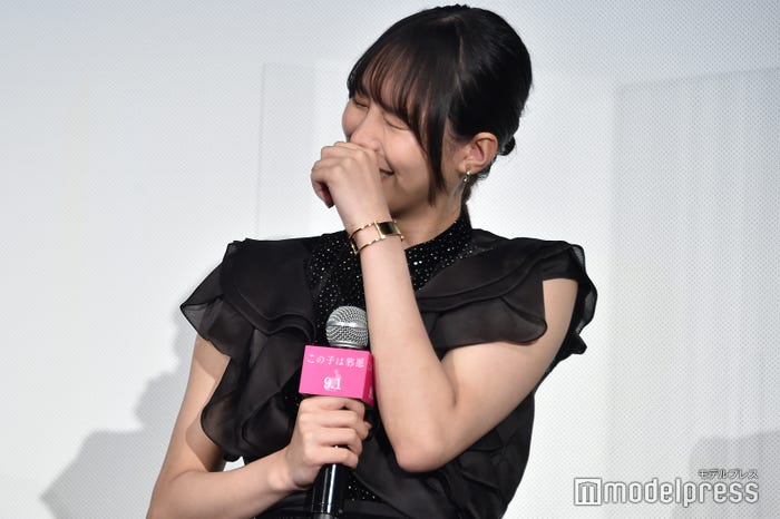 大西流星の話に笑いがとまらない南沙良(C)モデルプレス