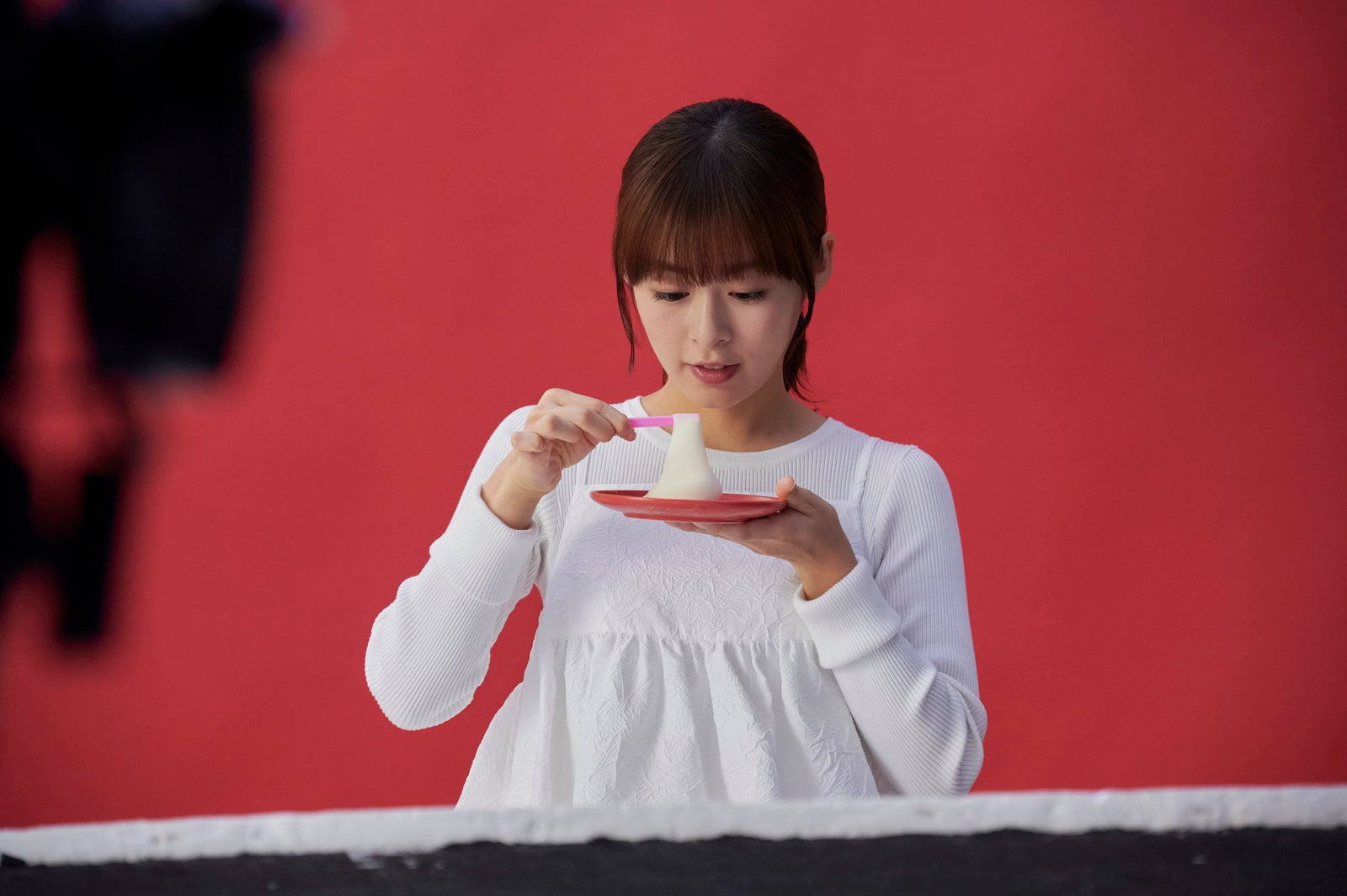 森七菜／「弾むぷにぷにモチの楽しみ方」篇、「まるで出来立て！？」篇メイキングより（提供写真）