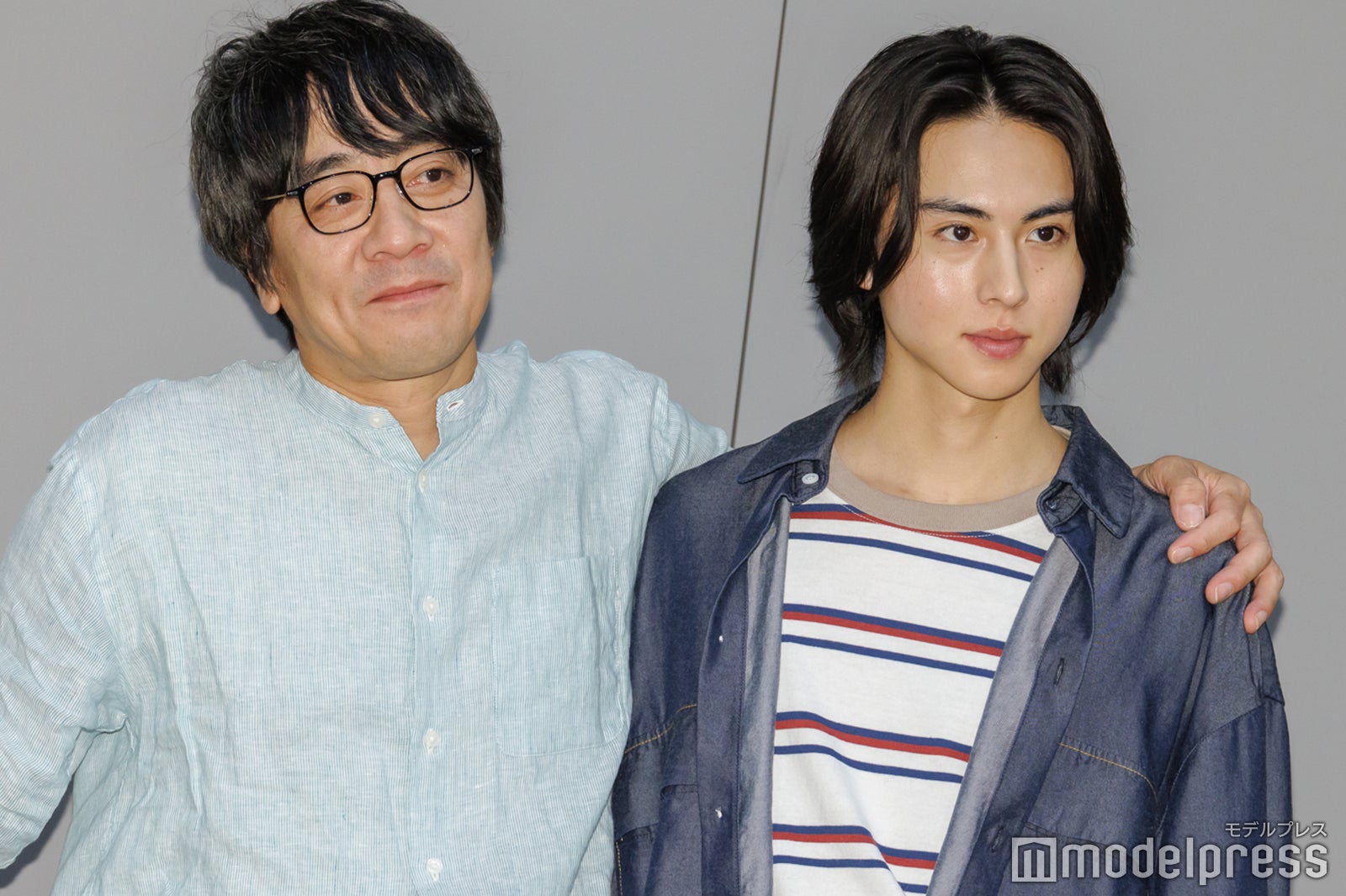 肩を組む山崎まさよし、酒井大成（C）モデルプレス