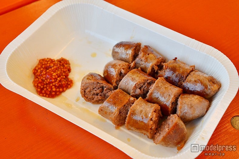 「肉山」／短牛角のサルシッチャ1本￥600～