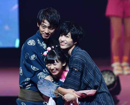 天国かな?竹内涼真&志尊淳に挟まれてギュッ!黒崎レイナがうらやましい<Seventeen 夏の学園祭2017>