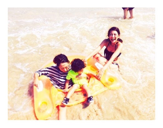 海を満喫するスザンヌ／スザンヌ公式ブログ（Ameba）より