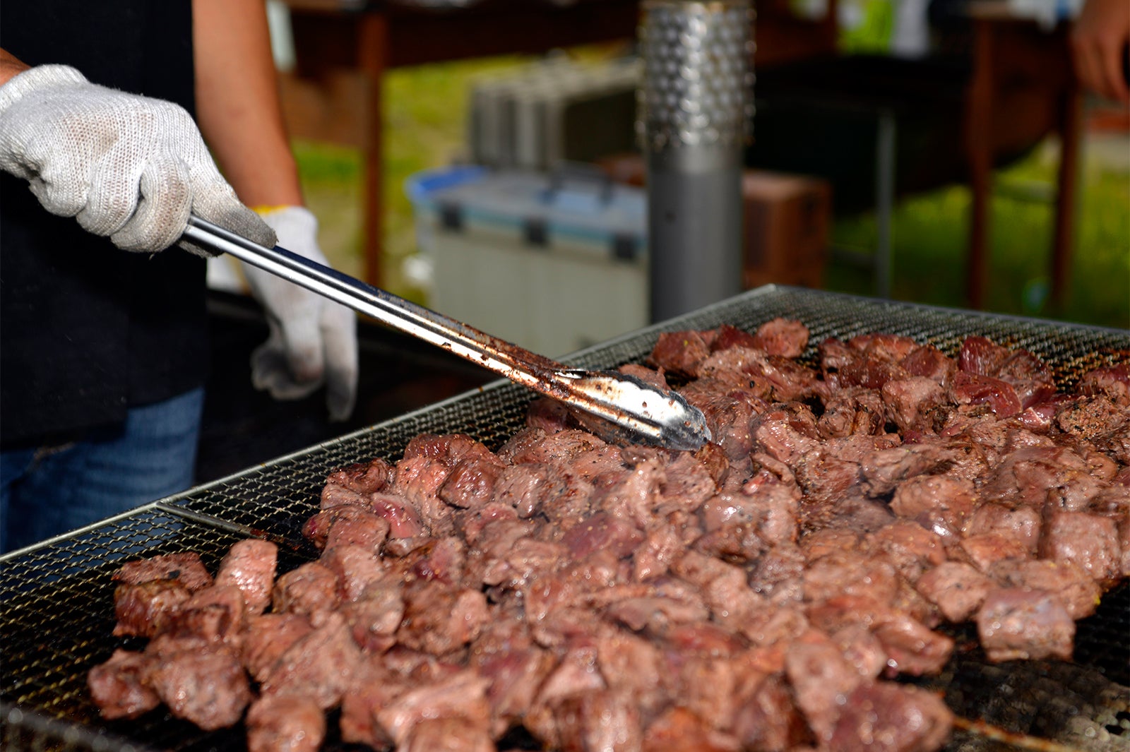 各店自慢の肉料理で競い合う／画像提供：ニクオン（肉音）実行委員会