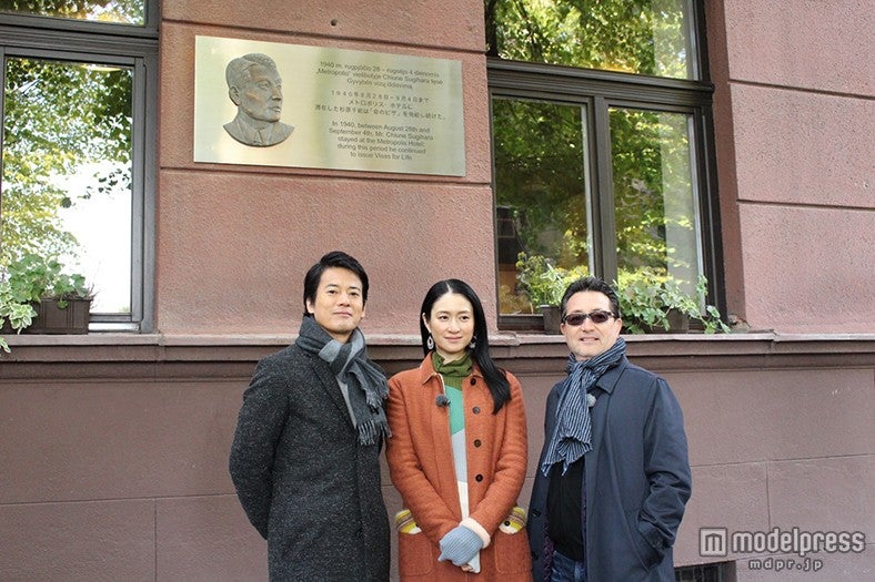 唐沢寿明、小雪、チェリン・グラック監督（C）2015「杉原千畝 スギハラチウネ」製作委員会 