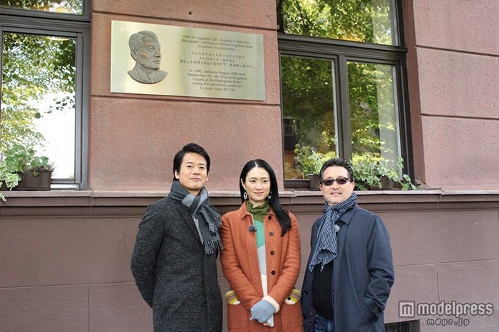 唐沢寿明、小雪、チェリン・グラック監督(C)2015「杉原千畝 スギハラチウネ」製作委員会