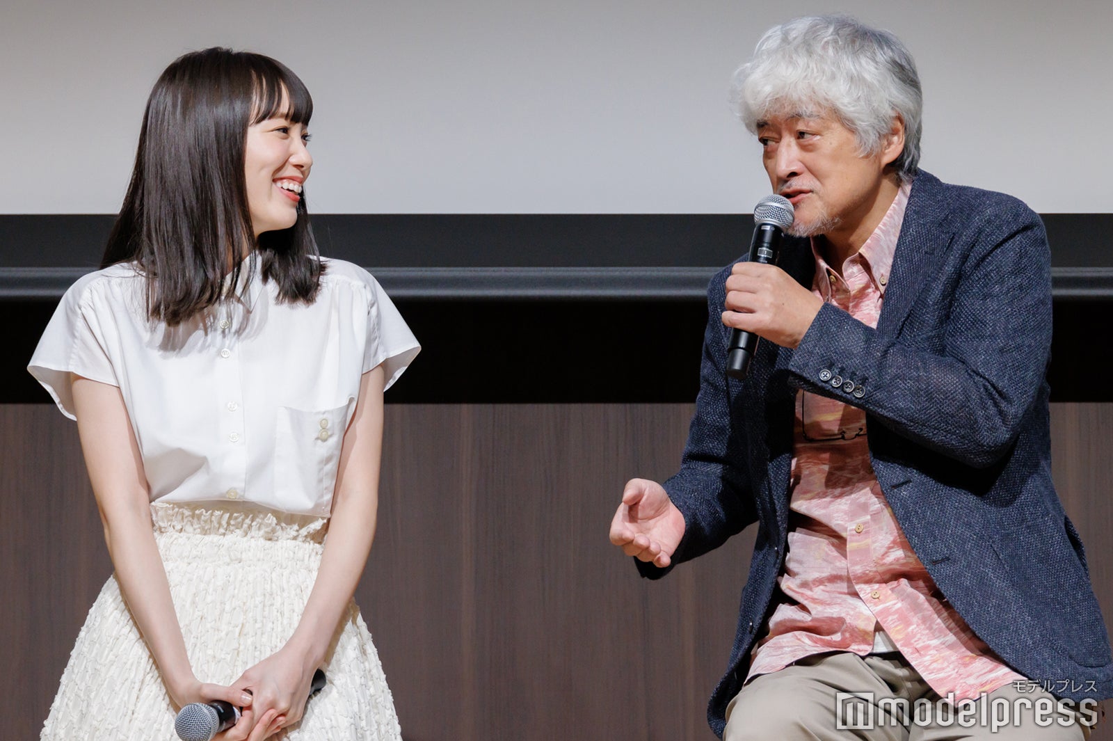 飯豊まりえ、陣内孝則（C）モデルプレス