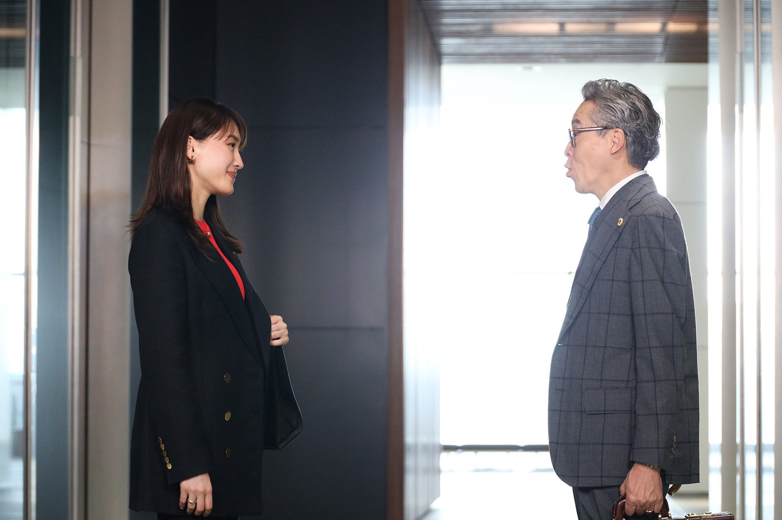 綾瀬はるか、浅野和之／「元彼の遺言状」第3話より（C）フジテレビ